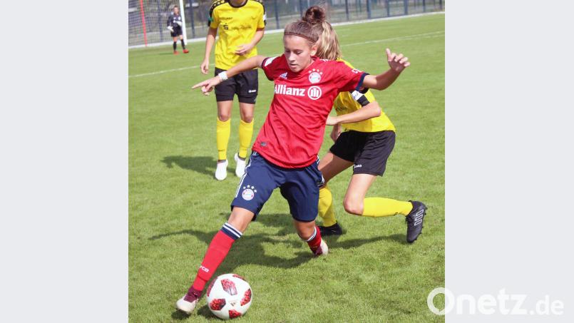 Voller Einsatz: Die Schlichterin Jana Rittner (am Ball) spielt seit dieser Saison als 14-Jährige in der U17-Bundesliga Süd für den FC Bayern München. Bild: Privat Bild: Privat