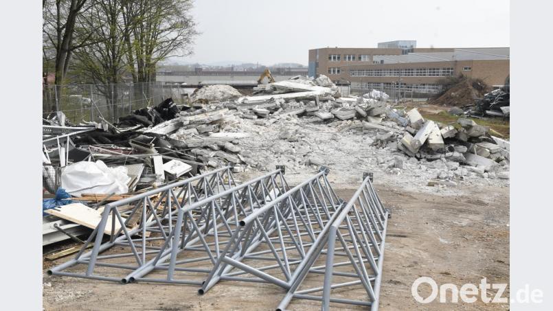 Ein Abbruch für die Zukunft. Anstelle des alten Sportheims der SG Siemens entsteht das neue Digitalisierungszentrum. Bild: ass