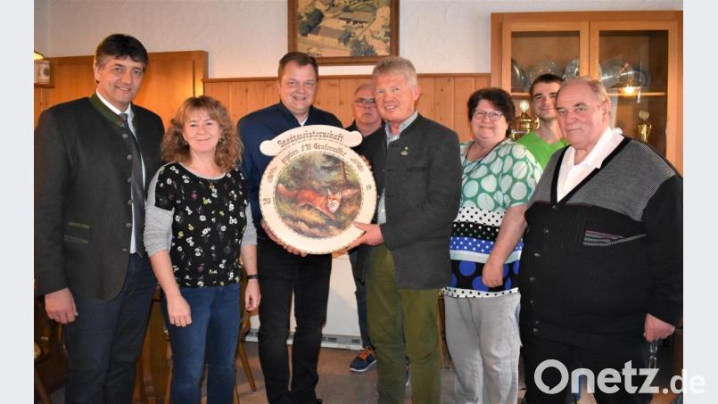 Gerald Morgenstern (vorne, Mitte) war bei der Stadtmeisterschaft Sieger, als es um die Ehrenscheibe ging. Das Bild zeigt von links: Bürgermeister Edgar Knobloch, Sabine Bergler, Thomas Schopf, Josef Schönberger, Elisabeth Werner, Benedict Schmidt und Stadtverbandsvorsitzenden Gerhard Mark. Bild: rgr