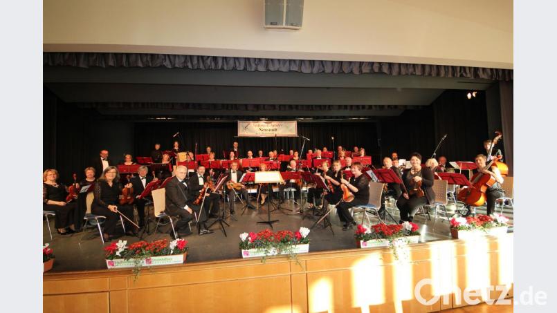 Mit beschwingter Orchestermusik will das Salonorchester die Besucher des Muttertagskonzerts am 12. Mai in der Stadthalle verwöhnen. Die hervorragenden musikalischen Qualitäten des Orchesters werden seit vielen Jahren weit über die Stadtgrenzen Neustadts hinaus geschätzt. Bild: prh