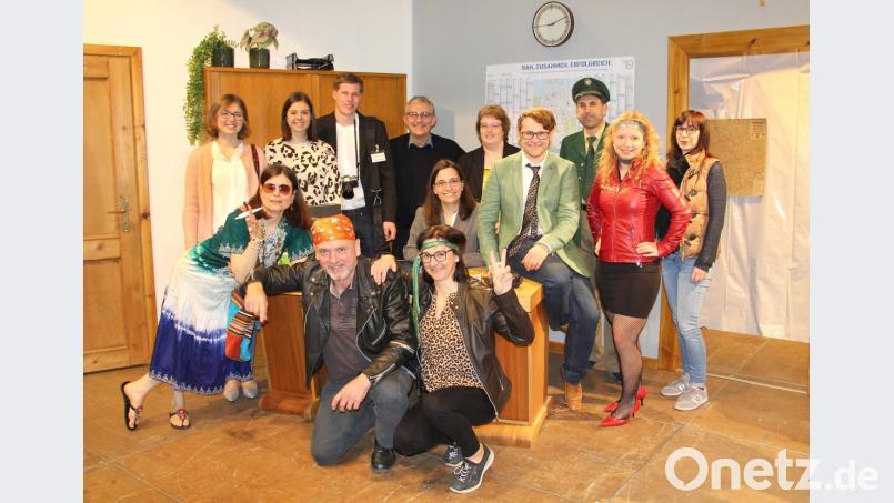 Einen heiteren Abend verspricht die Komödie „Love and Peace im Landratsamt“. Die Laienspieler wollen den Besuchern amüsante Stunden bereiten. Bild: boj