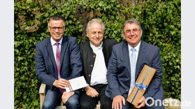 In der Natur fühlt sich der Jubilar Hermann Frieser am wohlsten. Zu den Gratulanten gehörten auch der Hirschauer Bürgermeister Hermann Falk li. und sein Freihunger Kollege Norbert Bücherl re. Bild: fdl