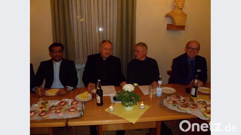 Zufrieden Bilanz ziehen (von links) Pfarrer Pater Anish George, Regionaldekan Georg Flierl, Pfarrgemeinderatssprecher Hans Enders und Kirchenpfleger Stefan Kausler. Bild: soj