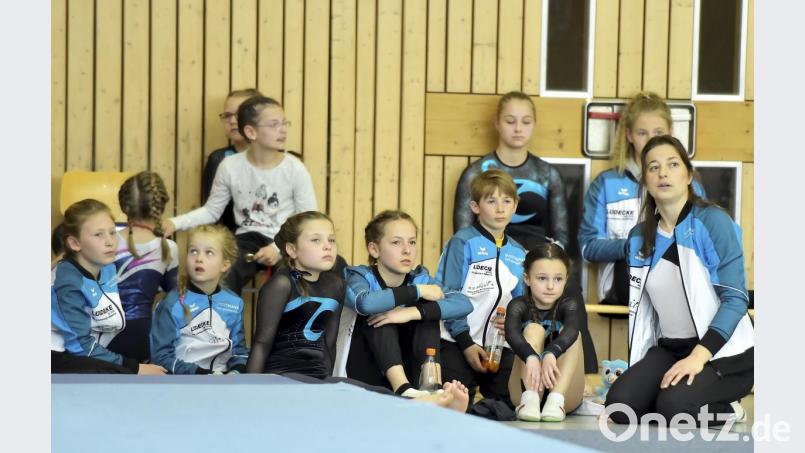 Alle Augen sind auf die Übung der Freundin gerichtet. Bild: Hubert Ziegler