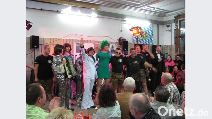 Alle Mitwirkenden treten als die "Draufgänger" auf. Martin Bertelshofer legt eine sexy "Cordula Grün" auf die Bühne. Bild: sei