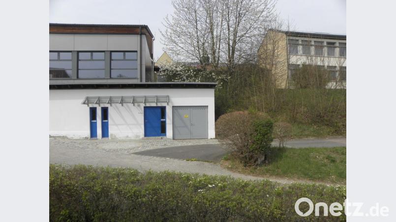 Zwischen Sporthalle (links) und Schulgebäude (rechts) kommt die Mensa für die Offene Ganztagsschule. In den alten Räumen (durch Bäume verdeckt) war die ehemalige Hausmeisterwohnung untergebracht. Bild: Wilhelm Amann