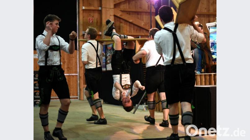 Die Schwarzenbacher Schenkelzinterer treten beim Starkbierfest in Wurz auf. Bild: tok