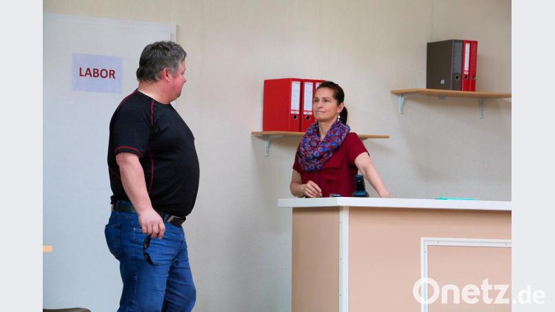 Die Proben zur Komödie „Der Heiler von Friedenfels“ laufen. Die Laienspielgruppe feiert in diesem Jahr ihr 30-jähriges Bestehen. Im Bild eine Szene mit Martin Bischof und Petra Schwingshandl. Bild: bsc