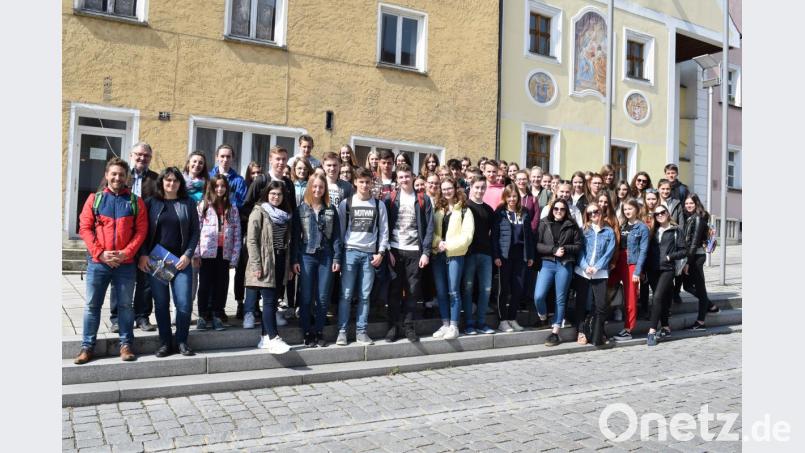 Im Rahmen eines Schüleraustausches besuchen Schülerinnen und Schüler aus Strakonice die Stadt Nabburg. Im Rathaus wurden sie von Bürgermeister Armin Schärtl begrüßt. Bild: bnr