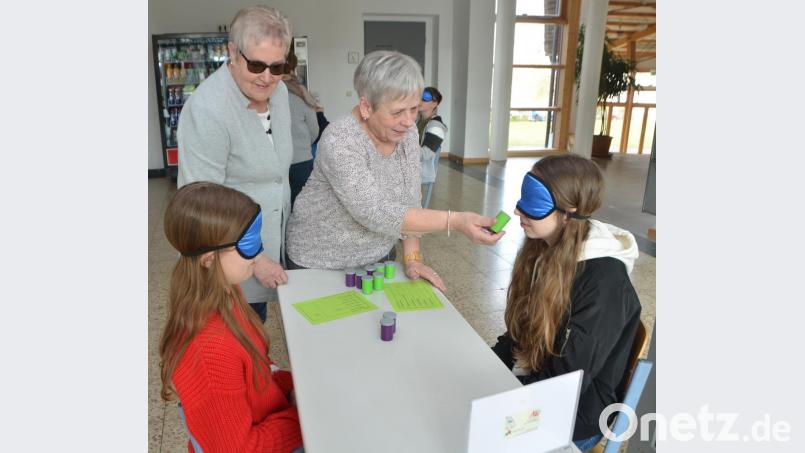 Was ist in diesem Röllchen? Mit verbundenen Augen und nur mit dem Geruchssinn sollen die Realschüler erraten, um was es sich handelt. Beate Götz (links) ist seit 2015 in den Schulen zum Thema Inklusion unterwegs. Bild: dob