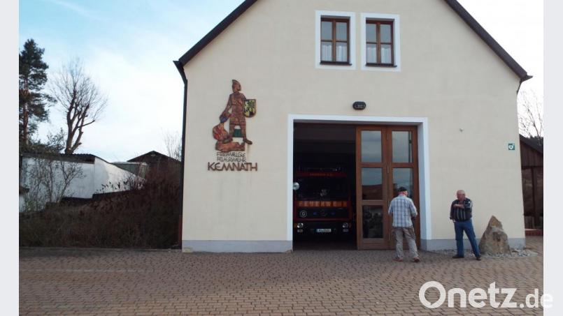 Links neben dem Kemnather Feuerwehrhaus soll die Unterstellhalle für das neue Fahrzeug errichtet werden. Bild: e