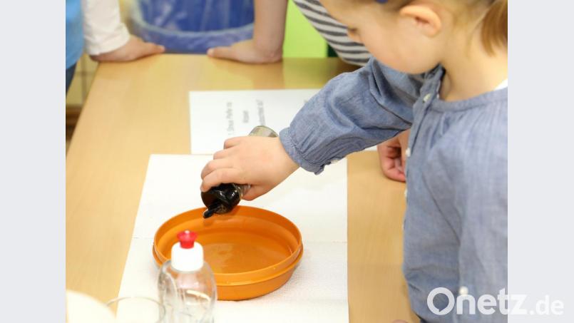 Gemeinsam experimentierten die Schul- und Vorschulkinder mit Wasser. Bild: njn