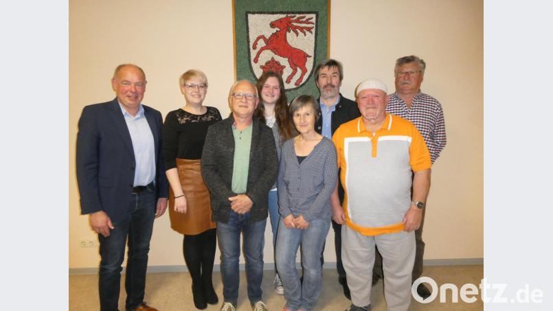 Die neue Vorstandsriege mit (von links) Gratulant Bürgermeister Strehl Roland, Lisa Hartinger, Vorsitzendem Karl-Heinz Büttner, Sophie Pronath, Gabriele Falte, Thomas Pronath, Herbert Schmidt und Hans Gaßner. Bild: e