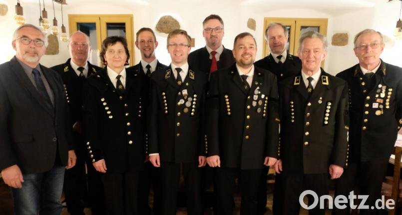 Bürgermeister Hans Prechtl (Mitte/Stulln) und Amtskollege Manfred Rodde (links/Schwarzenfeld) gratulierten der Vorstandschaft des Bergknappenvereins Stulln/Schwarzenfeld zur Wahl (von links): Uwe Schröder, Helga Wisneth, Johannes Heinrich /Stellvertreter). Jürgen Ferschl (Vorsitzender), Klaus Zühlke, Johann Müller, Josef Heinrich und Siegfried Schader. Bild: ohr
