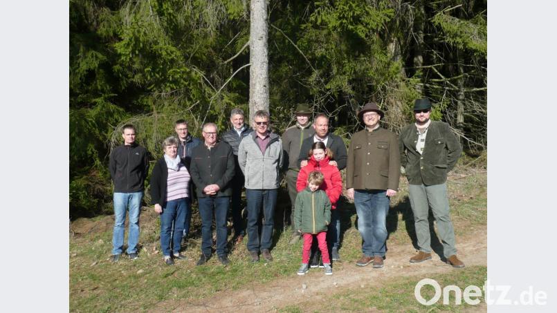 Rainer Spachtholz, Annemarie Mösbauer, Hans Hutzler (Hofgarten), Alois Herdegen, Hans Hutzler (Stadelweg) und Gerhard Dietl begrüßen die zukünftigen Jagdpächter Michael Amthor, Daniel Pirzer, Slawomir Sirek und Daniel Plößl (von links). Bild: amö
