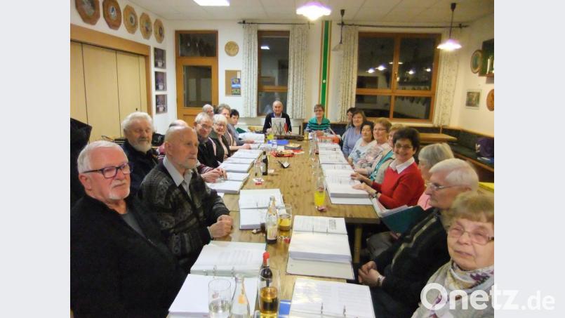 Der Singkreis Pittersberg am Tag der Jahresversammlung im Schützenheim bei der Arbeit sowie beim fröhlichen Gesang mit Zither-Unterstützung durch Otto Stangl (hintere Tisch-Stirnseite, links). Bild: gm