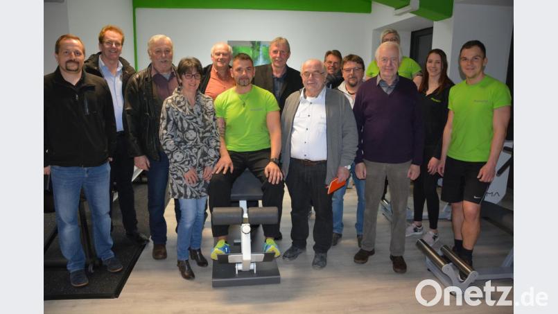 Der Ortsverband der Freien Wähler Mitterteich informierte sich vor Ort bei „Physio Fit“ über das Unternehmen und das Berufsbild. Praxisinhaber Matthias Gradl (sitzend Mitte) hat das Unternehmen vor dreieinhalb Jahren gegründet und es bis zur heutigen Stärke ausgebaut. Nach weiteren Erweiterungen stehen der Praxis jetzt 800 Quadratmeter Gesamtfläche zur Verfügung. Bild: jr