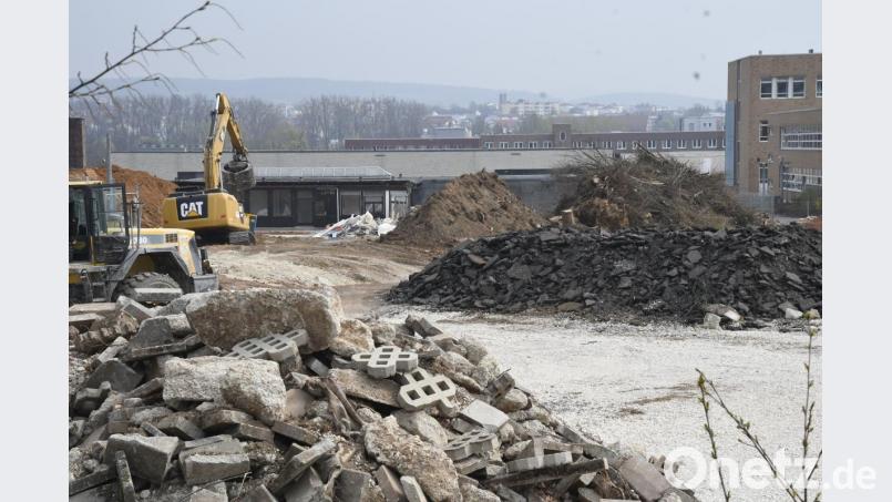 Ein Abbruch für die Zukunft. Anstelle des alten Sportheims der SG Siemens entsteht das neue Digitalisierungszentrum. Bild: ass