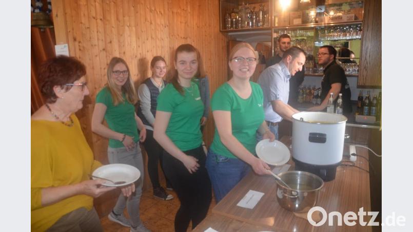 Das Team der KLJB Unterauerbach versorgte die Pfarrangehörigen beim Fastensuppenessen im Pfarrheim bestens. Bild: ga