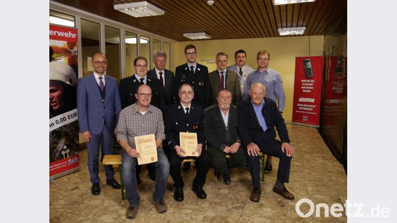 Stellvertretender Landrat Dr. Alfred Scheidler, Vorsitzender Florian Trißl, Bürgermeister
Lothar Müller, 2. Vorsitzender Felix Weiser und stellvertretender Landrat Roland Grillmeier mit den Mitgliedern, die für 25-jährige Mitgliedschaft gefeiert wurden: Thorsten Schiener, Horst Bauer (hinten von links.) sowie Markus Münchmeier, Martin Beer, Lothar Strickner Andreas Beer, der für 60 Jahre Zugehörigkeit ausgezeichnet wurde (vorne von links). Bild: ebr