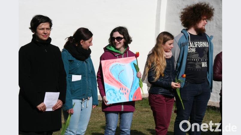 Jugendliche aus dem evangelischen Dekanat Weiden und aus Tschechien gestalteten Gedenktafeln zur Erinnerung an Dietrich Bonhoeffer. Bild: exb/Susanne Götte