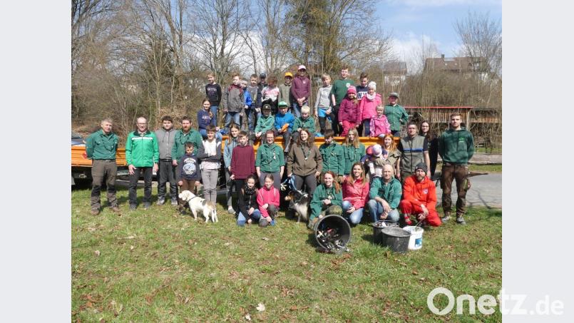 Sogar zwei "Spürhunde" unterstützen die Jugendlichen bei der "Ramadama"-Aktion. Bild: rn