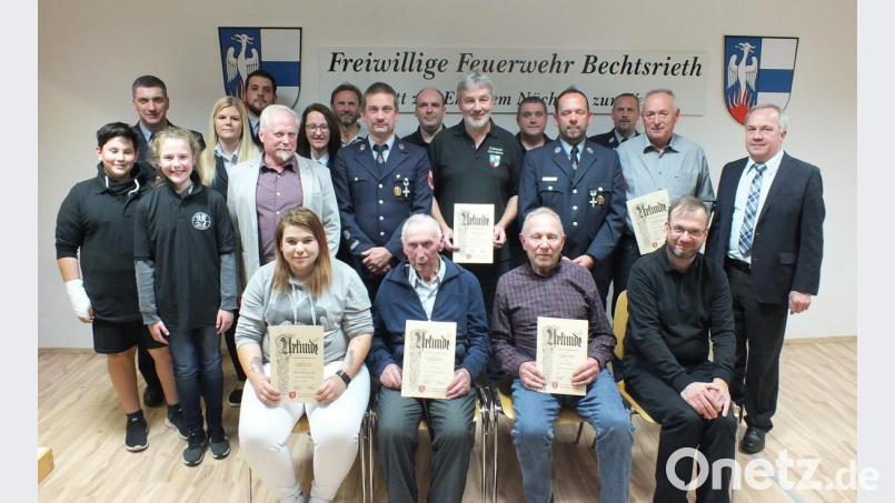 Neuaufnahmen gibt es bei der Feuerwehr Bechtsrieth neben der außergewöhnlichen Ehrung für Josef Kick (sitzend, Zweiter von links), der vor 75 Jahren als Aktiver zur Wehr kam. Bild: fz
