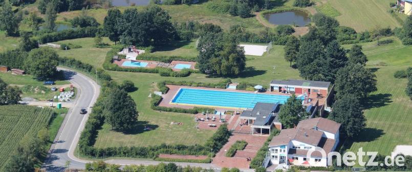 Dass die neue Kindertagesstätte auf dem Freibad-Areal errichtet wird, ist beschlossene Sache. Der Standort inner halb des Geländes ist aber noch offen. Denkbar sind grundsätzlich zwei Varianten. Eine südliche und eine mehr nördliche. Das Gefälle stellt die Planer vor besondere Herausforderungen. Bild: akp