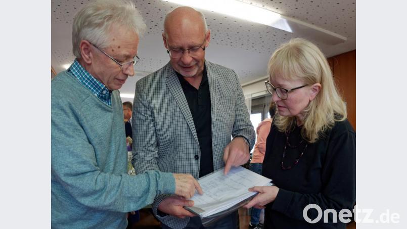 Zwölf Arias und Ensembles hatte Johannes Reitmeier (Mitte) mitgebracht. Die Texte sind bereits vordialektisiert. Die Aufgabe von Manfred Grüßner und Marianne Stangl ist es nun sie ins reine „Hochoberpfälzisch“ zu bringen. Bild: tr
