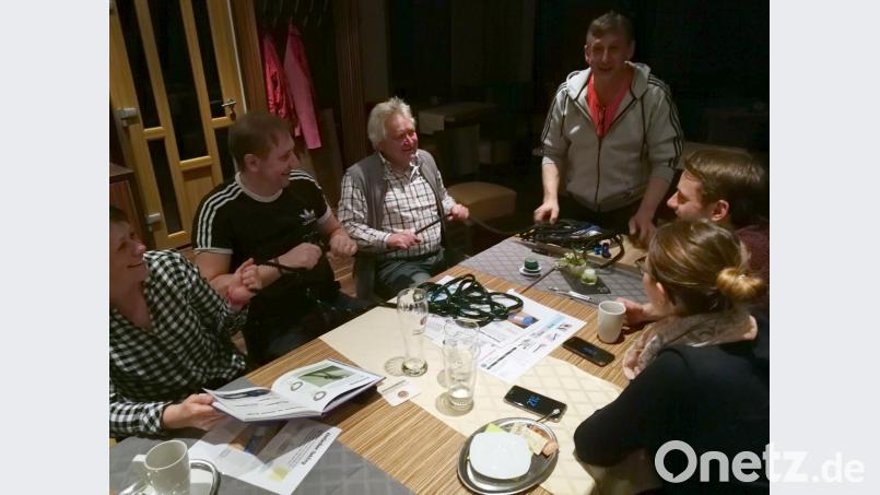 Die Bootsfreunde zeigen Interessierten, welche Möglichkeiten ihnen das Spleißen eröffnet. Bild: dob