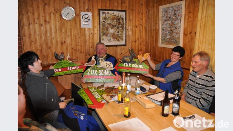 Vorsitzender Helmut Kopp (Mitte) stellt mit Maria Ackermann (links) und Anita Philbert die neuen Lokalschautafeln vor. Bild: ak