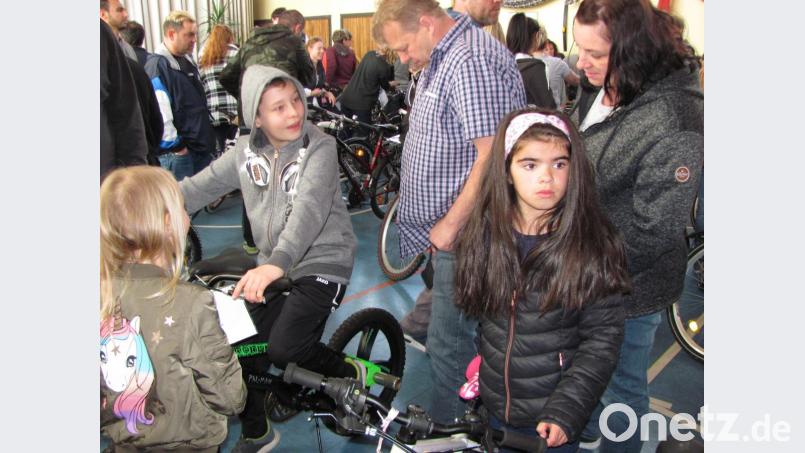 Ganze Familien waren unterwegs, um für die Kinder günstige Räder zu ergattern. Probesitzen war angesagt. Die Väter prüften, ob die Größe für den Nachwuchs passte. Bild: sei