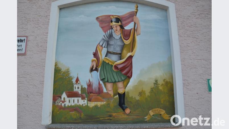 Schön ins Bild gesetzt: Der Schutzpatron der Feuerwehren, der heilige Florian, an der Fassade des Unterauerbacher Feuerwehrhauses. Bild: ga
