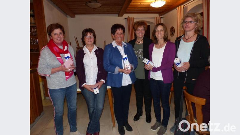 Vorsitzende Martina Maier (Dritte von rechts) dankte mit Worten und Präsenten für langjährige Treue (von links) Gisela Guse, Helga Schösser, Christa Brünsch, Manueal Weißenburger und Silvia Rebl. Bild: sl