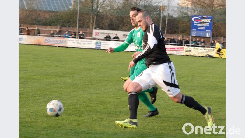 In dieser Szene liefert sich Mitterteichs Kaan Özdemir (vorne) ein Laufduell mit Steffen Taubenreuther (TSV Neudrossenfeld). Kurz vor Schluss flog der SV-Angreifer nach einer Roten Karte vom Platz. Bild: gb
