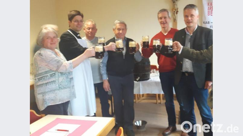 Mit einem Prost auf den heiligen Josef stoßen (von links) Petra Dötsch, Pfarrer Georg Gierl, Helmut Müller, Ludwig Erndt, Josef Völkl und Bürgermeister Thomas Meiler miteinander an. Bild: cro