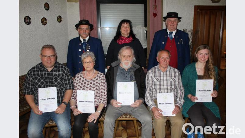 Dem Trachtenverein treu sind (vorne, von links) Bertram Dürrschmidt, Elisabeth Schindler, Peter Schenkl, Georg Schiener, Anna-Maria Vetter, (hinten, von links) Vorsitzender Hans-Jürgen Enders, zweite Bürgermeisterin Heidi Philipp und stellvertretender Vorsitzender Hubert Schindler. Bild: soj