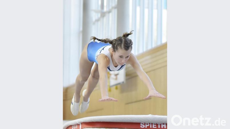 Paula Jäger vom TuS Hirschau am Sprungtisch. Bild: Hubert Ziegler