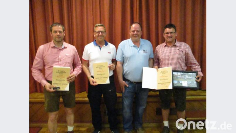 Für 20-jährige Tätigkeit an einer führenden Position im Verein überreicht Vorsitzender Markus Hiltel (Zweiter von rechts) an drei Mitglieder die Verdienstnadel in Gold des Bayerischen Landessportverbands (von links): Bernd Hiltel, Markus Geier und Oswald Gäck. Bild: bra
