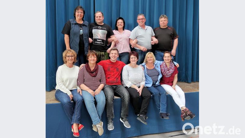 Die Friedenfelser Laienspielgruppe freut sich auf ihr 30. Jubiläum. Zum Geburtstag bieten (vorne von links) Regisseurin Sandra Wittmann, Adelheid Horn, Lukas Schultes, Jutta Schlicht, Petra Würth, Petra Schwingshandl sowie (hinten von links) Gabi Lang, Jürgen Schultes, Renate Rögner, Thomas Schlosser und Martin Bischof mit der Komödie von Bernd Kietzke „Der Heiler von Friedenfels“ heitere und amüsante Theaterabende. Bild: bsc