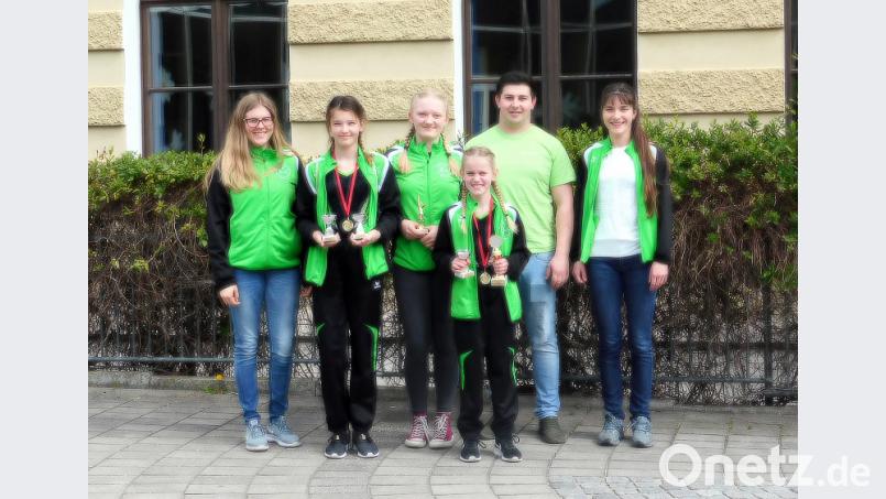 Bild: Die erfolgreichen Turnerinnen (ab zweite von links) Katrin Schraml, Melissa Braunreuther und Valentina Höhne mit ihren Trainern (von links) Larissa Wegmann, Patrick Serfling und Daniela Vetter. Bild: soj