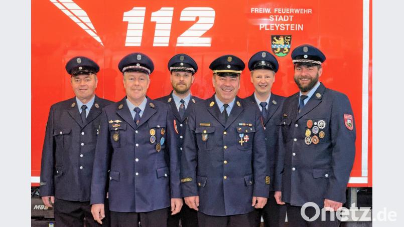 Die Festleitung übernehmen (von links) Ehrenvorsitzender Berthold Herrmann, Vorsitzender Hans-Peter Wallner, dritter Vorsitzender Matthias Gallitzendörfer, Ehren-Kreisbrandinspektor Johann Rewitzer, Generalmanager Stefan Kabitschke und zweiter Vorsitzender Markus Maurer. Bild: tu