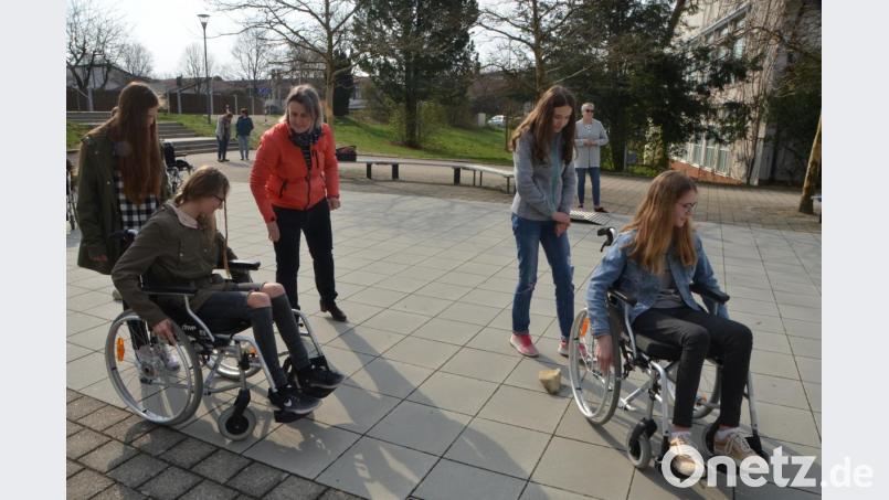 Mit welchen Schwierigkeiten Behinderte jeden Tag kämpfen, sollen Realschüler bei einem Projekt zum Thema &quot;Mit Behinderung leben&quot; erfahren. Beate Götz (hinten, rechts) und Martina Grüner (orange Jacke) vom HPZ ermöglichen den Schülern einen Einblick. Bild: dob