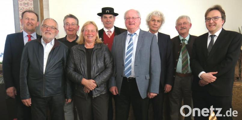 Der Oberpfälzer Kulturbund hat einen neuen Vorstand. Das Bild zeigt von links: Richard Gaßner als Vertreter des Bezirks, Martin Dallmeier, Peter Morsbach, Margit Berwing-Wittl, Erich Tahedl, Volker Liedtke, Wolfgang Lippert, Joseph Karl und den Regierungsvizepräsidenten Christoph Reichert. Bild: Hirsch
