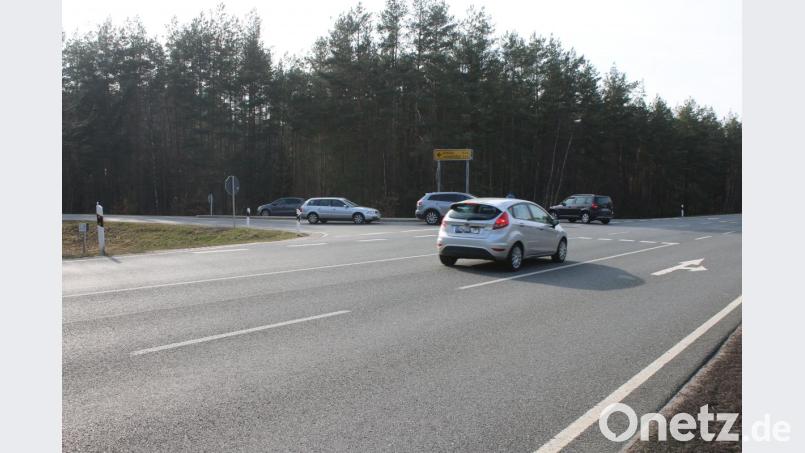 Fast jeder Fahrer nutzt die Route Richtung Josephstal, wenn er nach Grafenwöhr fahren will. Nur am Wegweiser steht die Stadt nicht einmal ausgeschrieben. Bild: sne
