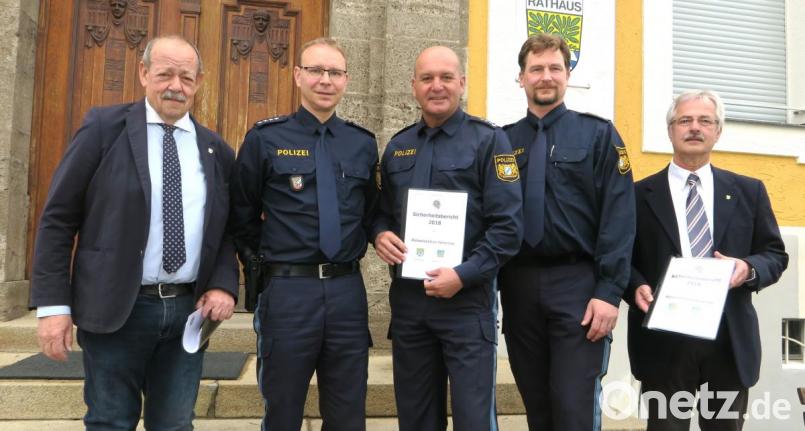 Zufrieden nahmen die Bürgermeister Hans Frankl (Bruck, links) und Karl Bley (rechts, Nittenau) den Sicherheitsbericht der Polizeibeamten Rainer Hirschmann, Egid Viehauser und Wolfgang Schumann (von links) entgegen. Bild: Hirsch