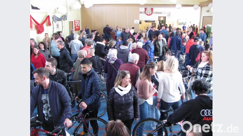 Garantiert mehr Besucher als Räder waren am Sonntag bei der Radbörse der AsF in der Mehrzweckhalle. Teilweise sah man vor lauter Menschen keine Räder mehr. Bild: sei