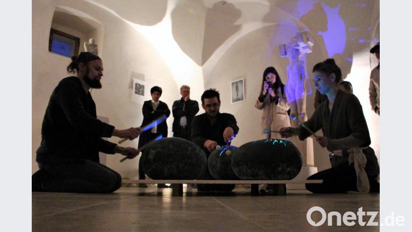 Das große Finale der Aktionsmusik von Topos Kolektiv aus Prag: Trommeln auf dem Kunstwerk "Habitat". Die studierten Klangexperten nutzen sämtliche Töne aus Haus und Hof. Bild: Dagmar Williamson, dwi