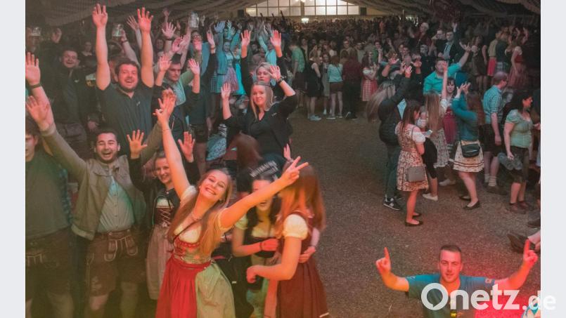 Die Hände zum Himmel – und ab geht’s in die neue Kirwa-Saison. Der Auftakt wird auch diesmal groß gefeiert, beim Kirwa-Warmup in Heringnohe am Samstag. Archivbild: chl