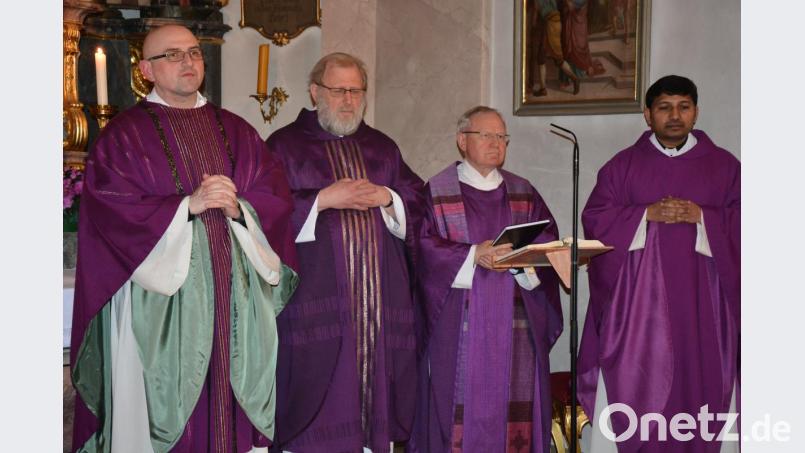 Pfarrer Sven Raube, Pater Benedikt Leitmayr, Pfarrer Hermann Drischberger und Kaplan John (von links) beim Gottesdienst zum Resl-Gebetstag. Bild: jr